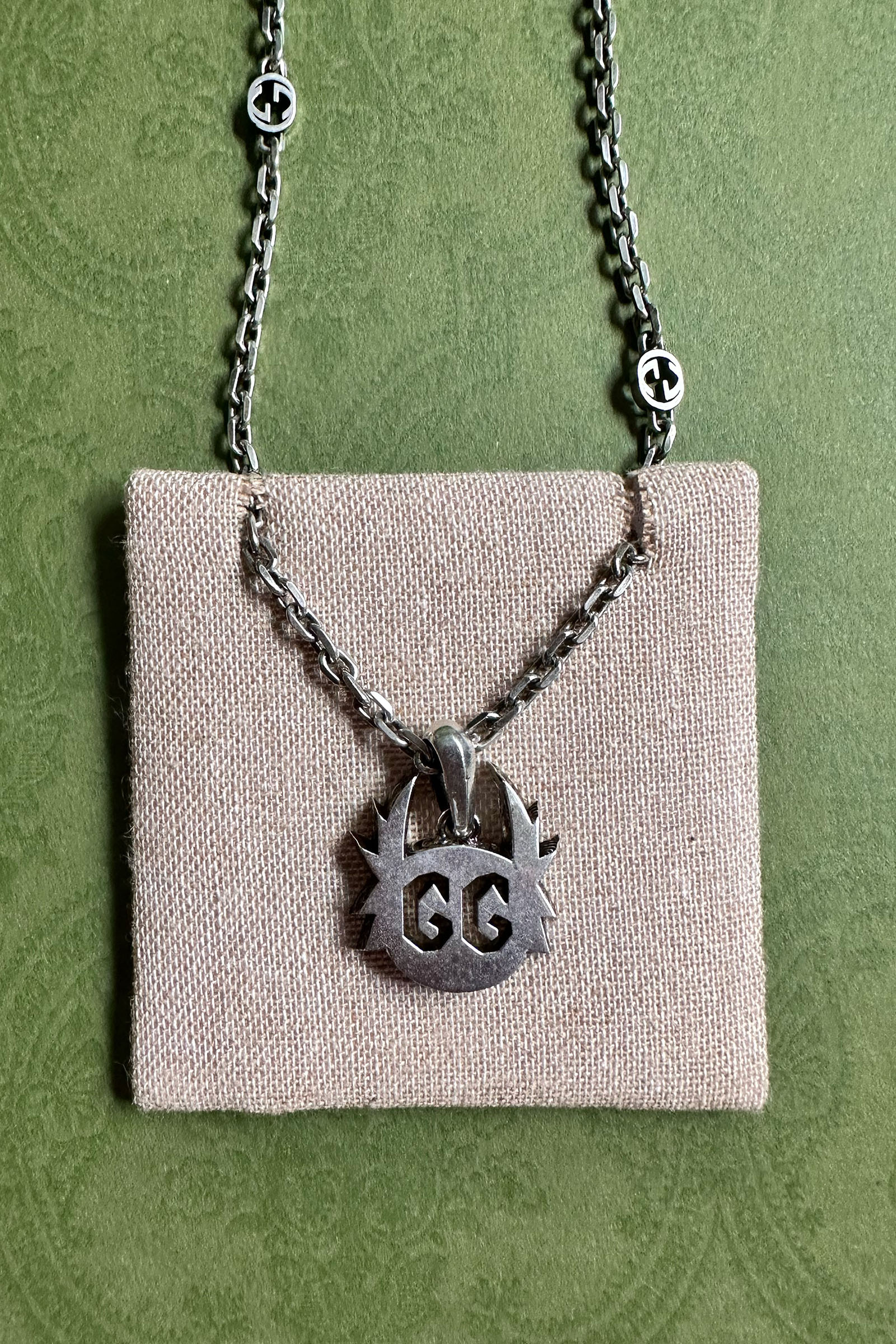 Gucci_KodaPendant_photo_flat